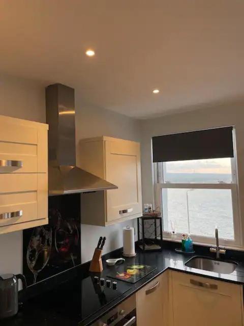 Superb 2 Bedroom Sea View Flat Scarborough Exterior photo